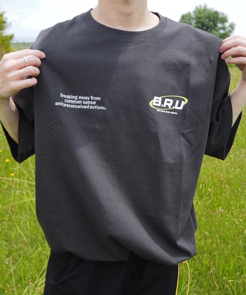 B.R.U（ブル）の「【B.R.Uロゴ】プリント刺繍ストリング半袖（Tシャツ/カットソー・メンズ・チャコールグレー/ホワイト/ピンク/イエロー・FREE）」の2枚目の写真