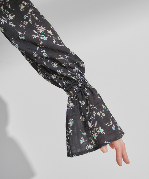 VIS(ビス)の「花柄シャーリングブラウス(シャツ/ブラウス・レディース・オレンジ系その他/ブラック系その他・FREE)」の7枚目の写真