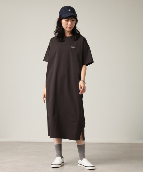 Dickies（ディッキーズ）の「【GENUINE DICKIES/ジェニュインディッキーズ】ワンポイント刺繍 半袖Tシャツワンピース（クイックドライ）（ワンピース・レディース・スミクロ/ライトグレー/ライトカーキ/ベージュ・M/L）」の2枚目の写真