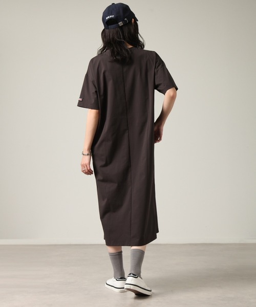 Dickies（ディッキーズ）の「【GENUINE DICKIES/ジェニュインディッキーズ】ワンポイント刺繍 半袖Tシャツワンピース（クイックドライ）（ワンピース・レディース・スミクロ/ライトグレー/ライトカーキ/ベージュ・M/L）」の13枚目の写真