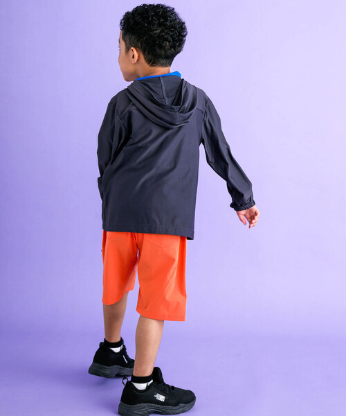 WASK（ワスク）の「【接触冷感/速乾/UVカット】異素材ポケットメッシュポケッタブルパーカー(100~160cm)（ブルゾン・キッズ・ブラック・120cm/130cm/140cm/150cm/160cm/110cm/100cm）」の2枚目の写真