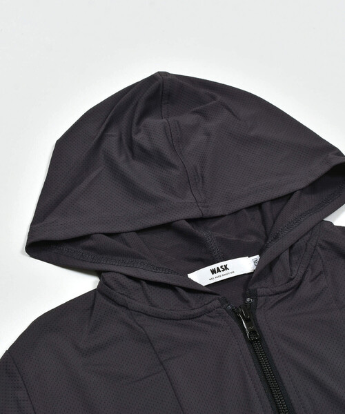 WASK（ワスク）の「【接触冷感/速乾/UVカット】異素材ポケットメッシュポケッタブルパーカー(100~160cm)（ブルゾン・キッズ・ブラック・120cm/130cm/140cm/150cm/160cm/110cm/100cm）」の8枚目の写真