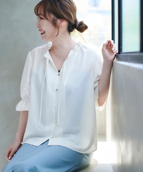 le.coeur blanc（ルクールブラン）の「フィブリルサテンスタンドフリルブラウス（シャツ/ブラウス・レディース・オフホワイト/カーキオリーブ/サックスブルー・38）」の8枚目の写真
