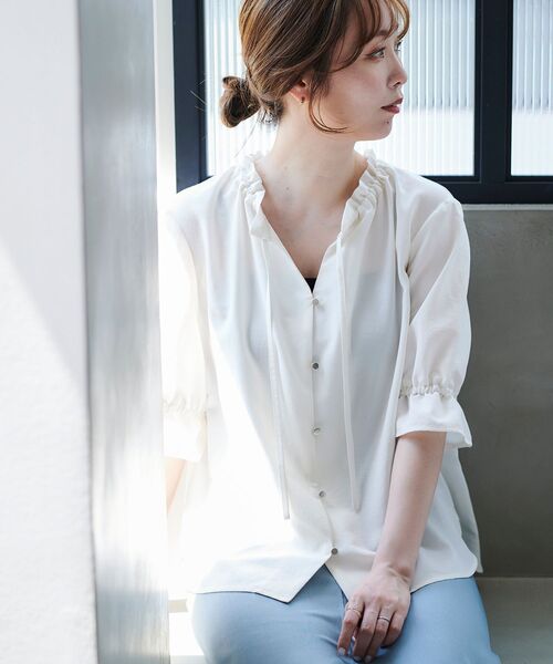 le.coeur blanc（ルクールブラン）の「フィブリルサテンスタンドフリルブラウス（シャツ/ブラウス・レディース・オフホワイト/カーキオリーブ/サックスブルー・38）」の9枚目の写真