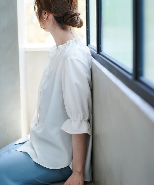 le.coeur blanc（ルクールブラン）の「フィブリルサテンスタンドフリルブラウス（シャツ/ブラウス・レディース・オフホワイト/カーキオリーブ/サックスブルー・38）」の10枚目の写真
