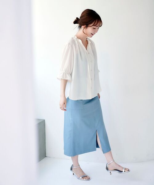 le.coeur blanc（ルクールブラン）の「フィブリルサテンスタンドフリルブラウス（シャツ/ブラウス・レディース・オフホワイト/カーキオリーブ/サックスブルー・38）」の18枚目の写真