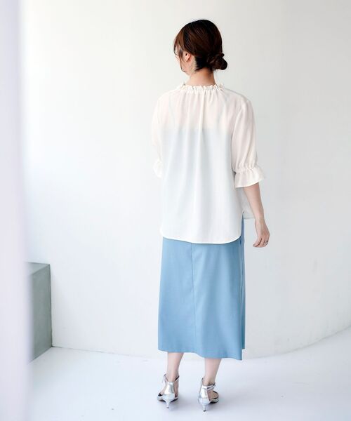 le.coeur blanc（ルクールブラン）の「フィブリルサテンスタンドフリルブラウス（シャツ/ブラウス・レディース・オフホワイト/カーキオリーブ/サックスブルー・38）」の19枚目の写真
