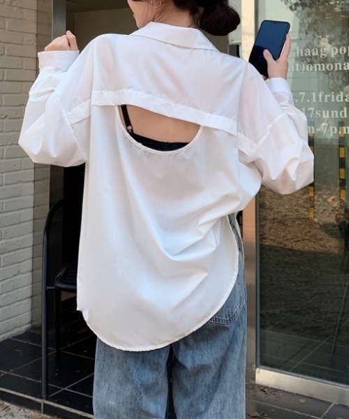CREARE -LINO-(クレアーレリノ)の「<レディーズ商品>バックオープン ビッグシルエットシャツ/オーバーサイズシャツ/後ろあき(シャツ/ブラウス・レディース・オフホワイト/ブルー・FREE)」の2枚目の写真