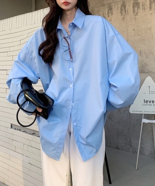CREARE -LINO-(クレアーレリノ)の「<レディーズ商品>バックオープン ビッグシルエットシャツ/オーバーサイズシャツ/後ろあき(シャツ/ブラウス・レディース・オフホワイト/ブルー・FREE)」の4枚目の写真