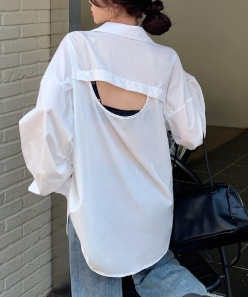 CREARE -LINO-(クレアーレリノ)の「<レディーズ商品>バックオープン ビッグシルエットシャツ/オーバーサイズシャツ/後ろあき(シャツ/ブラウス・レディース・オフホワイト/ブルー・FREE)」の5枚目の写真