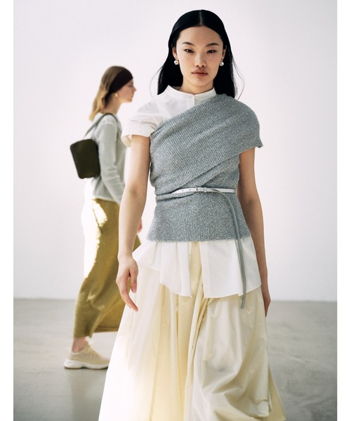 emmi（エミ）の「オフショルラメニットプルオーバー（ニット/セーター・レディース・ゴールド/シルバー/ブラック・FREE）」の2枚目の写真