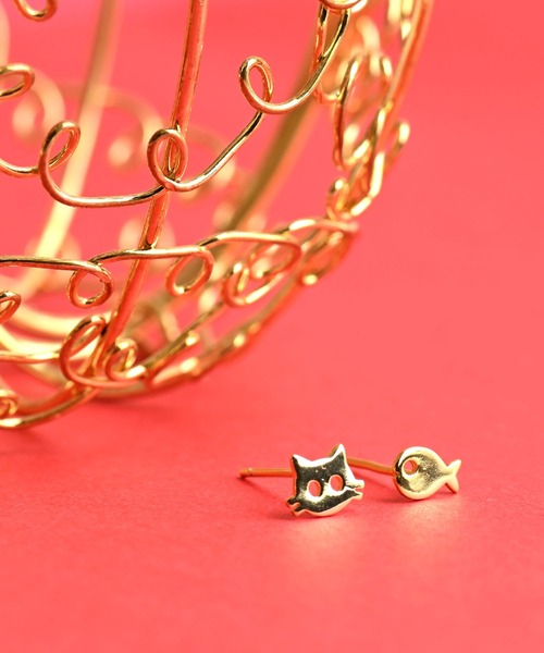 MARAI（マーライ）の「猫＆魚デザイン アシンメトリー小ぶりピアス（ピアス（両耳用）・レディース・ゴールド/シルバー・FREE）」の8枚目の写真