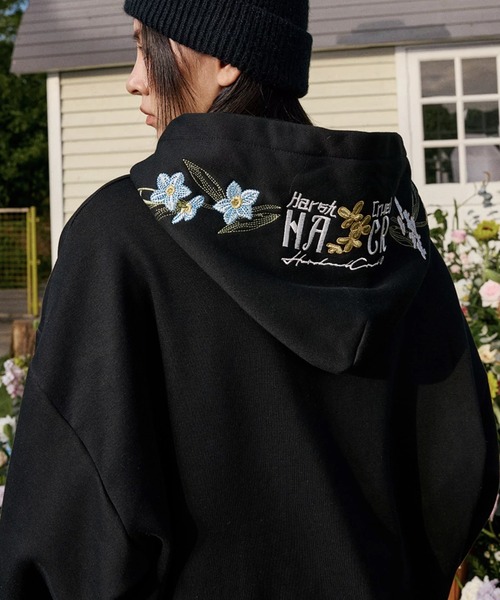 HARSH AND CRUEL(ハーシュアンドクルーエル)の「花柄刺繍プルオーバーパーカー オーバーサイズ ユニセックス HC24SW2TP02【Harsh and Cruel】(パーカー・メンズ・ホワイト/ブラック・M/L/XL)」の2枚目の写真