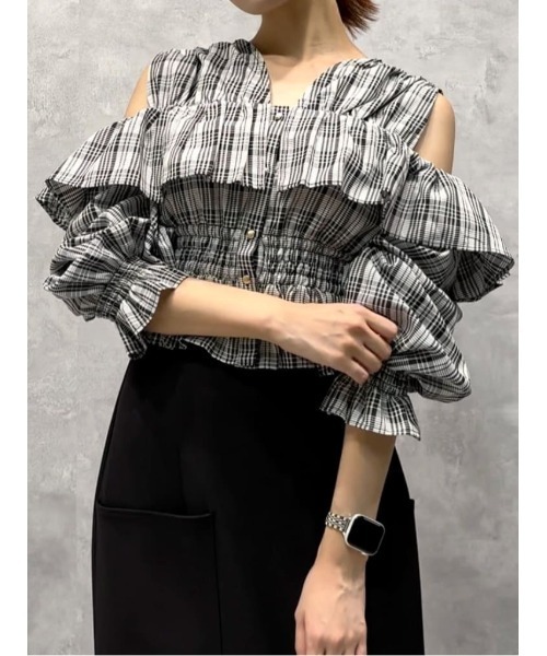 AND COUTURE（アンドクチュール）の「オープンショルダーチェックフリルブラウス（シャツ/ブラウス・レディース・ブラウン系その他/ブラック系その他・FREE）」の2枚目の写真