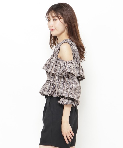 AND COUTURE（アンドクチュール）の「オープンショルダーチェックフリルブラウス（シャツ/ブラウス・レディース・ブラウン系その他/ブラック系その他・FREE）」の3枚目の写真