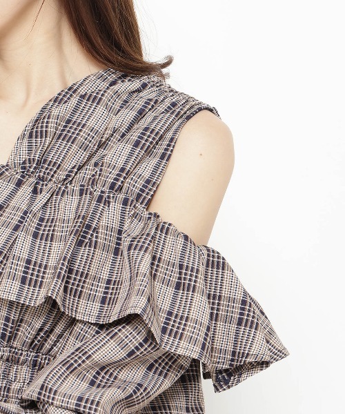 AND COUTURE（アンドクチュール）の「オープンショルダーチェックフリルブラウス（シャツ/ブラウス・レディース・ブラウン系その他/ブラック系その他・FREE）」の7枚目の写真