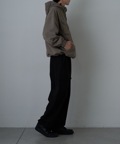 COLONY 2139(コロニートゥーワンスリーナイン)の「ビッグフーディー(マウンテンパーカー・メンズ・ブラック/グレイッシュベージュ・MEDIUM/LARGE)」の4枚目の写真