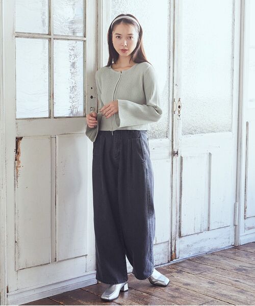 earth music&ecology（アースミュージックアンドエコロジー）の「ダブルタックワイドデニムパンツ（デニムパンツ・レディース・ライトインディゴブルー/ブラック・S/M）」の19枚目の写真