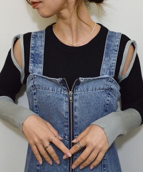 styiro(スタイロ)の「【モチっと伸縮性あり・カラバリ豊富】アソートタイトリブニット カラーブロック フィンガーホール カットアウトショルダー(ニット/セーター・レディース・ブラック系2/ホワイト系2/ブラック/グレー系2/ブラウン系2/ベージュ/ネイビー/グレー系3/ホワイト・FREE)」の4枚目の写真
