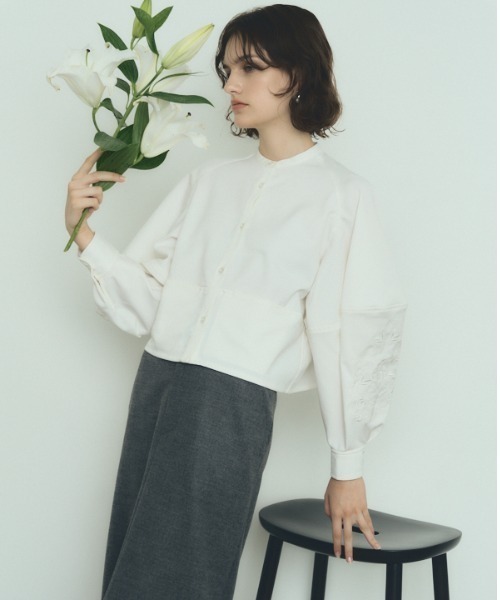 Muel Chic（ミュエルシック）の「Lily embroidery shirt リリーエンブロイダリーシャツ（シャツ/ブラウス・レディース・ブラック/イエロー/ホワイト・FREE）」の2枚目の写真