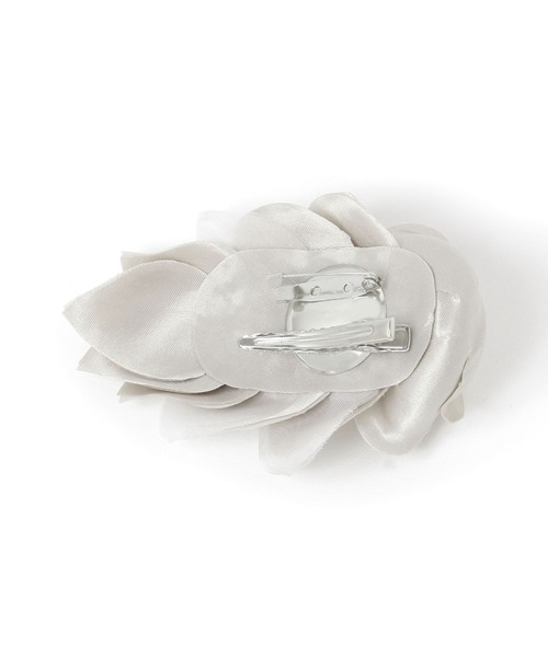 studio CLIP(スタディオクリップ)の「フラワーサテンコサージュ(ブローチ/コサージュ・レディース・ライトグレー/ベージュ・FREE)」の3枚目の写真