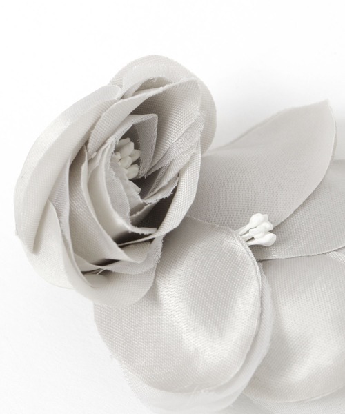 studio CLIP(スタディオクリップ)の「フラワーサテンコサージュ(ブローチ/コサージュ・レディース・ライトグレー/ベージュ・FREE)」の4枚目の写真