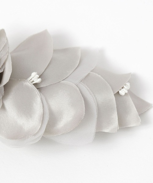 studio CLIP(スタディオクリップ)の「フラワーサテンコサージュ(ブローチ/コサージュ・レディース・ライトグレー/ベージュ・FREE)」の5枚目の写真