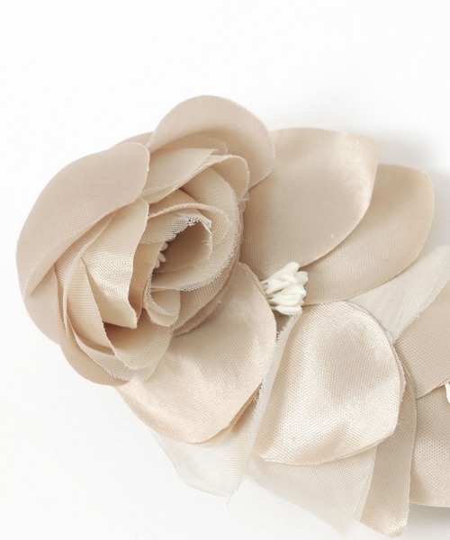studio CLIP(スタディオクリップ)の「フラワーサテンコサージュ(ブローチ/コサージュ・レディース・ライトグレー/ベージュ・FREE)」の6枚目の写真
