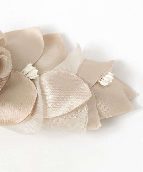 studio CLIP(スタディオクリップ)の「フラワーサテンコサージュ(ブローチ/コサージュ・レディース・ライトグレー/ベージュ・FREE)」の7枚目の写真