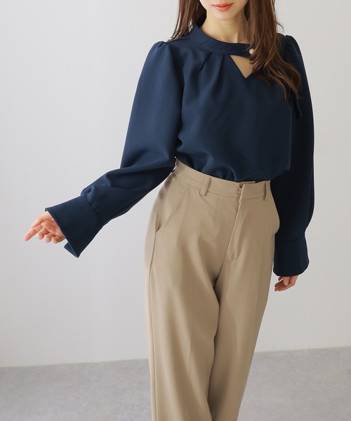 Lace Ladies(レースレディース)の「スタンドカラー パフスリーブ風 タイ付き 長袖 ブラウス(シャツ/ブラウス・レディース・ホワイト/ブラック/ネイビー/グレイッシュベージュ・FREE/S)」の4枚目の写真