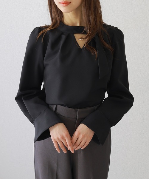Lace Ladies(レースレディース)の「スタンドカラー パフスリーブ風 タイ付き 長袖 ブラウス(シャツ/ブラウス・レディース・ホワイト/ブラック/ネイビー/グレイッシュベージュ・FREE/S)」の1枚目の写真