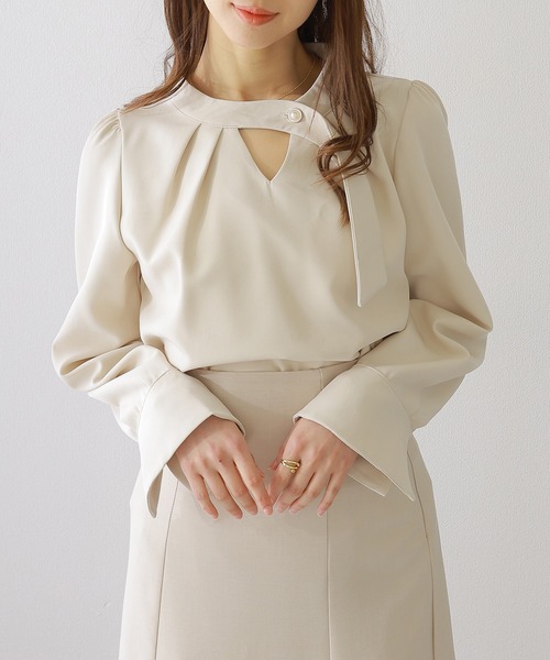 Lace Ladies(レースレディース)の「スタンドカラー パフスリーブ風 タイ付き 長袖 ブラウス(シャツ/ブラウス・レディース・ホワイト/ブラック/ネイビー/グレイッシュベージュ・FREE/S)」の22枚目の写真