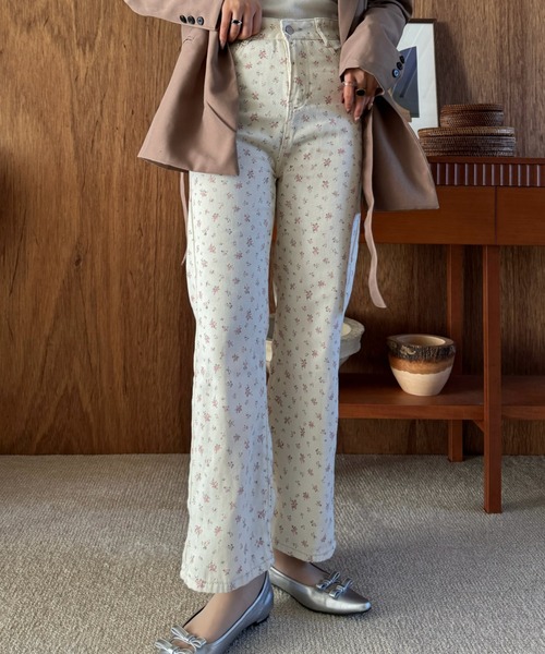 efill（エフィル）の「レトロな 花柄 ハイウエスト デニムパンツ（デニムパンツ・レディース・アイボリー・FREE）」の3枚目の写真