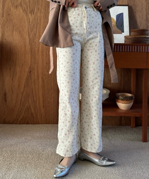 efill（エフィル）の「レトロな 花柄 ハイウエスト デニムパンツ（デニムパンツ・レディース・アイボリー・FREE）」の2枚目の写真