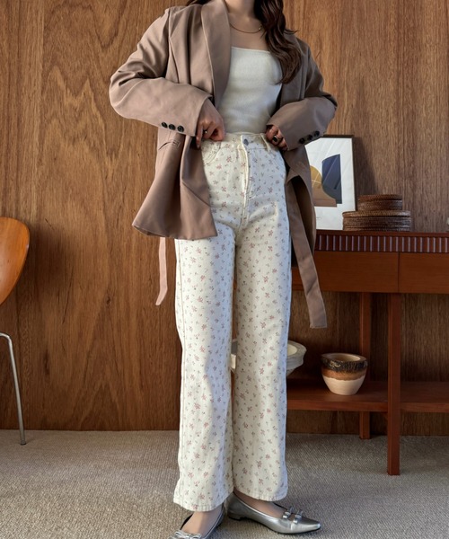 efill（エフィル）の「レトロな 花柄 ハイウエスト デニムパンツ（デニムパンツ・レディース・アイボリー・FREE）」の5枚目の写真