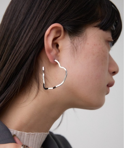 AZUL by moussy（アズールバイマウジー）の「ニュアンスシェイプビッグフープピアス（ピアス（両耳用）・レディース・シルバー/ゴールド系その他・FREE）」の2枚目の写真