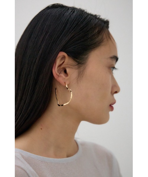 AZUL by moussy（アズールバイマウジー）の「ニュアンスシェイプビッグフープピアス（ピアス（両耳用）・レディース・シルバー/ゴールド系その他・FREE）」の3枚目の写真