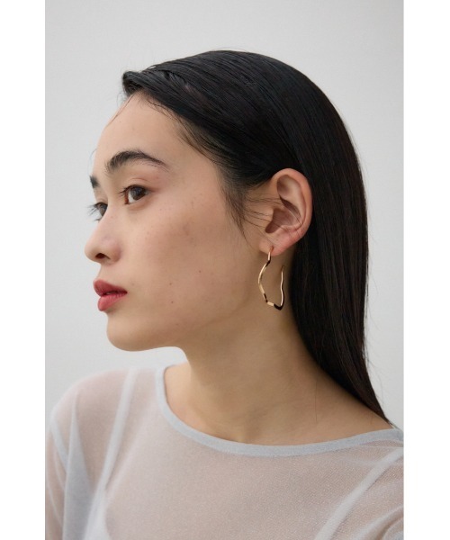 AZUL by moussy（アズールバイマウジー）の「ニュアンスシェイプビッグフープピアス（ピアス（両耳用）・レディース・シルバー/ゴールド系その他・FREE）」の4枚目の写真