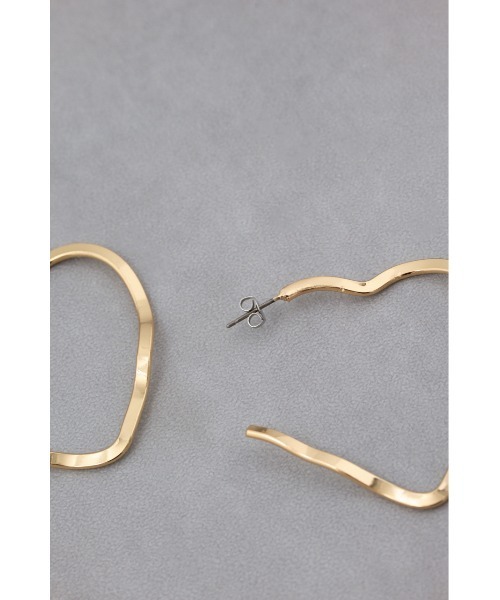 AZUL by moussy（アズールバイマウジー）の「ニュアンスシェイプビッグフープピアス（ピアス（両耳用）・レディース・シルバー/ゴールド系その他・FREE）」の7枚目の写真