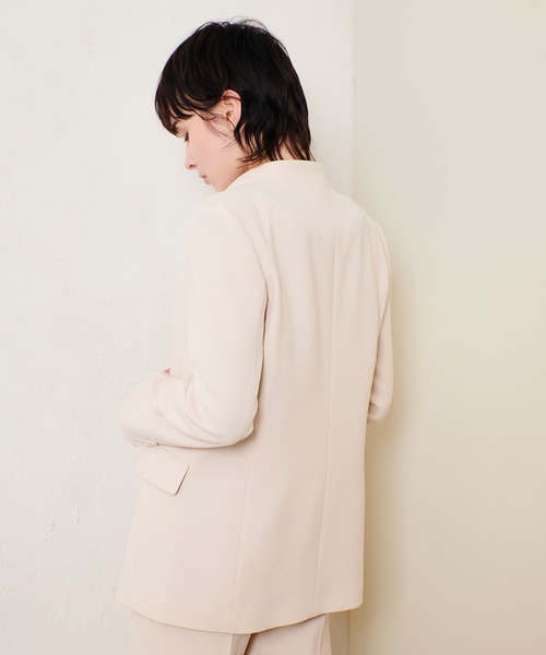 allureville（アルアバイル）の「マットストレッチノーカラージャケット（ノーカラージャケット・レディース・ベージュ/ネイビー・1/2）」の12枚目の写真