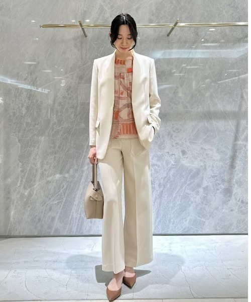 allureville（アルアバイル）の「マットストレッチノーカラージャケット（ノーカラージャケット・レディース・ベージュ/ネイビー・1/2）」の15枚目の写真