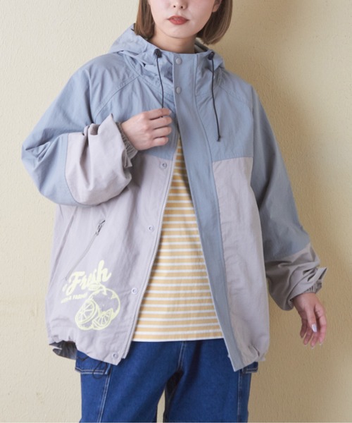 CUBE SUGAR（キューブシュガー）の「撥水ナイロンロゴプリントマウンテンパーカー（マウンテンパーカー・レディース・ブルー系その他/ブラック系その他/ナチュラル/ピンク系その他/グレー系その他/ブラック・M）」の3枚目の写真