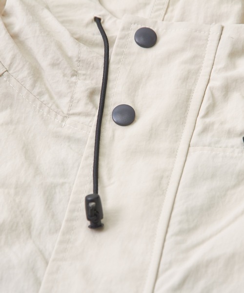 CUBE SUGAR（キューブシュガー）の「撥水ナイロンロゴプリントマウンテンパーカー（マウンテンパーカー・レディース・ブルー系その他/ブラック系その他/ナチュラル/ピンク系その他/グレー系その他/ブラック・M）」の14枚目の写真