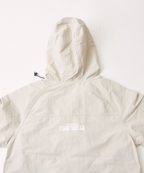 CUBE SUGAR（キューブシュガー）の「撥水ナイロンロゴプリントマウンテンパーカー（マウンテンパーカー・レディース・ブルー系その他/ブラック系その他/ナチュラル/ピンク系その他/グレー系その他/ブラック・M）」の8枚目の写真
