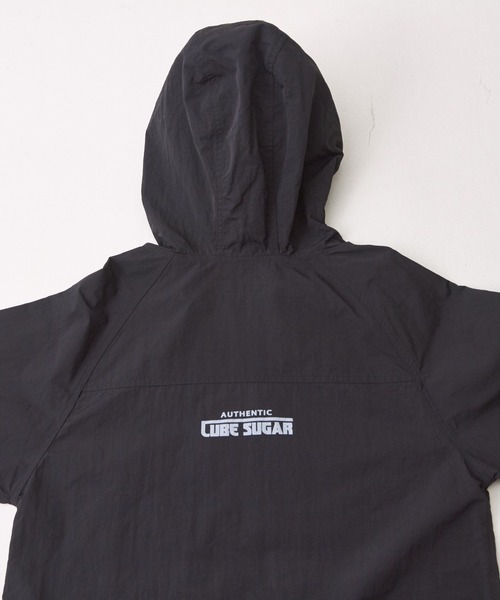 CUBE SUGAR（キューブシュガー）の「撥水ナイロンロゴプリントマウンテンパーカー（マウンテンパーカー・レディース・ブルー系その他/ブラック系その他/ナチュラル/ピンク系その他/グレー系その他/ブラック・M）」の10枚目の写真