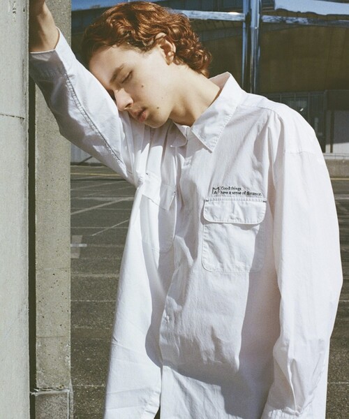 Firsthand(ファーストハンド)の「MA Firsthand/マ ファーストハンド BASIC LOGO刺繍ブロード ダブルポケットワークシャツ(シャツ/ブラウス・メンズ・ホワイト/サックスブルー・MEDIUM/LARGE)」の2枚目の写真