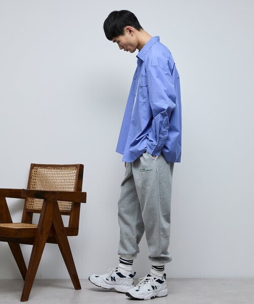 Firsthand(ファーストハンド)の「MA Firsthand/マ ファーストハンド BASIC LOGO刺繍ブロード ダブルポケットワークシャツ(シャツ/ブラウス・メンズ・ホワイト/サックスブルー・MEDIUM/LARGE)」の22枚目の写真