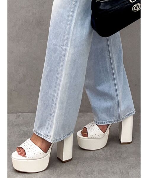 GYDA（ジェイダ）の「ラインストーンサンダル（サンダル・レディース・オフホワイト/ブラック・LARGE/MEDIUM/SMALL）」の2枚目の写真