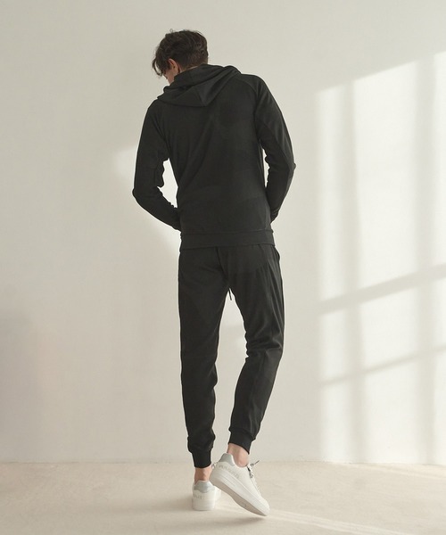 1piu1uguale3 RELAX（ウノピュウノウグァーレトレリラックス）の「【1PIU1UGUALE3 RELAX/ウノピゥウノウグァーレトレ リラックス/別注/セットアップ対応/ストレッチ素材】カモ柄ニットジャガード スリムイージーパンツ（スウェットパンツ・メンズ・ブラック・M/L/LL）」の6枚目の写真