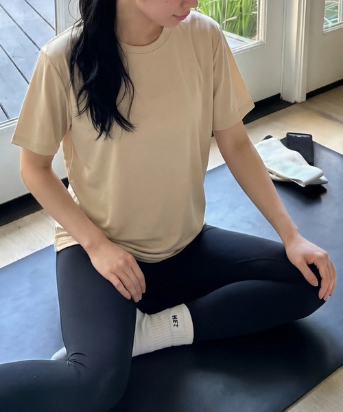 United Athle(ユナイテッドアスレ)の「【United Athle】4.4オンス ドライスムース Tシャツ 半袖 ジム ヨガ ピラティス フィットネス 5700(Tシャツ/カットソー・メンズ・ダークグリーン/ブラック/ベージュ/ネイビー/ホワイト/ライトブルー/ラベンダー/ライトグリーン/ライトイエロー/オートミール/ロイヤルブルー/スミクロ/インディゴブルー/ピンク/オリーブ/レッド/ワイン/ライトピンク/グレイッシュブルー/ダークパープル・M/L/XL/XS/S)」の4枚目の写真